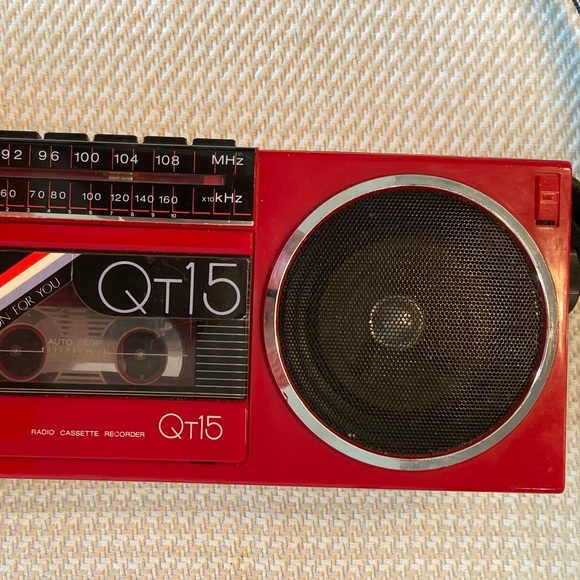 Vintage Mid-1980s Sharp Red Boombox Model Qt15R - AM/FM Cassette Player - Picture 4 of 14